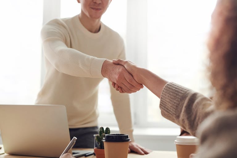 Complete executive assistant hiring guide to find the right EA. Step-by-step process from job posting to interviews to a perfect match.
